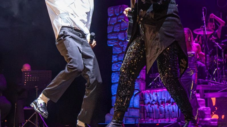 Wendel Gama, nei panni di. Michael Jackson, e Jennifer Batten, la storica chitarrista dell’artista, saranno i protagonisti dello spettacolo del 3 novembre Wendel Gama, nei panni di. Michael Jackson, e Jennifer Batten, la storica chitarrista dell’artista, saranno i protagonisti dello spettacolo del 3 novembre
