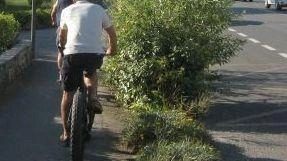 Anche la ciclopista sul lungomare subirà modifiche per migliorare la sicurezza delle biciclette e delle auto in ingresso e in uscita dai bagni. Ciò avverrà con la separazione tra il percorso rivolto ai pedoni e quello per i mezzi a due ruote Anche la ciclopista sul lungomare subirà modifiche per migliorare la sicurezza delle biciclette e delle auto in ingresso e in uscita dai bagni. Ciò avverrà con la separazione tra il percorso rivolto ai pedoni e quello per i mezzi a due ruote