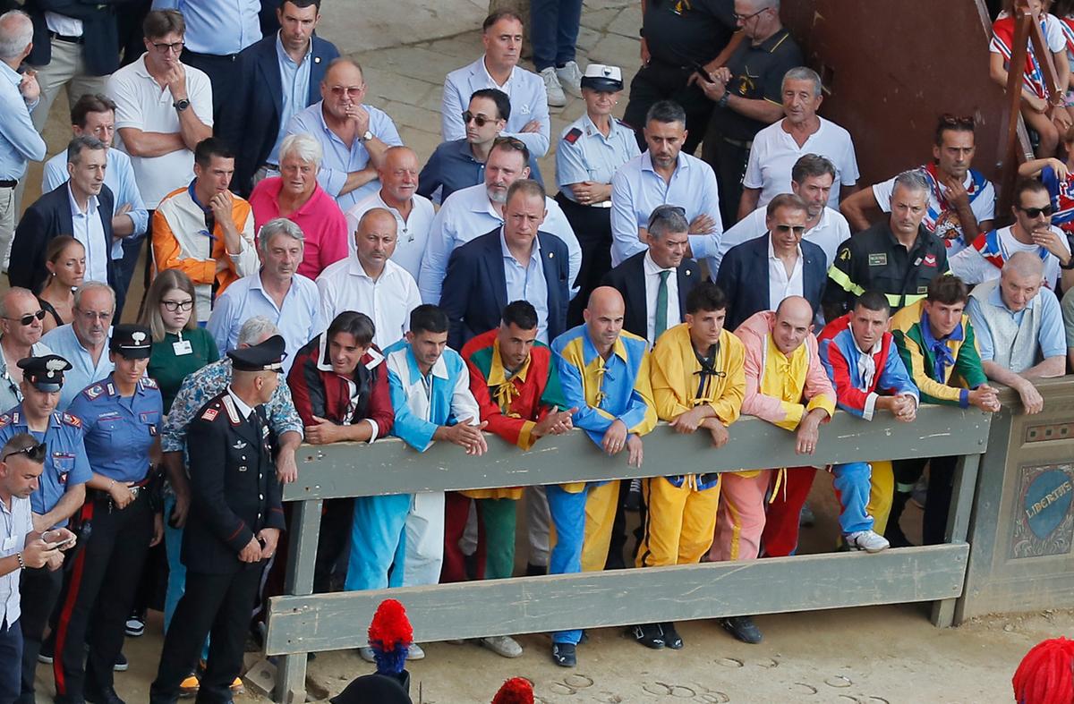 Palio, il sorriso di Scompiglio per Ilaria, la sicurezza di Gingillo, gli abbracci per Tambani. E i saluti di Tittia a San Martino