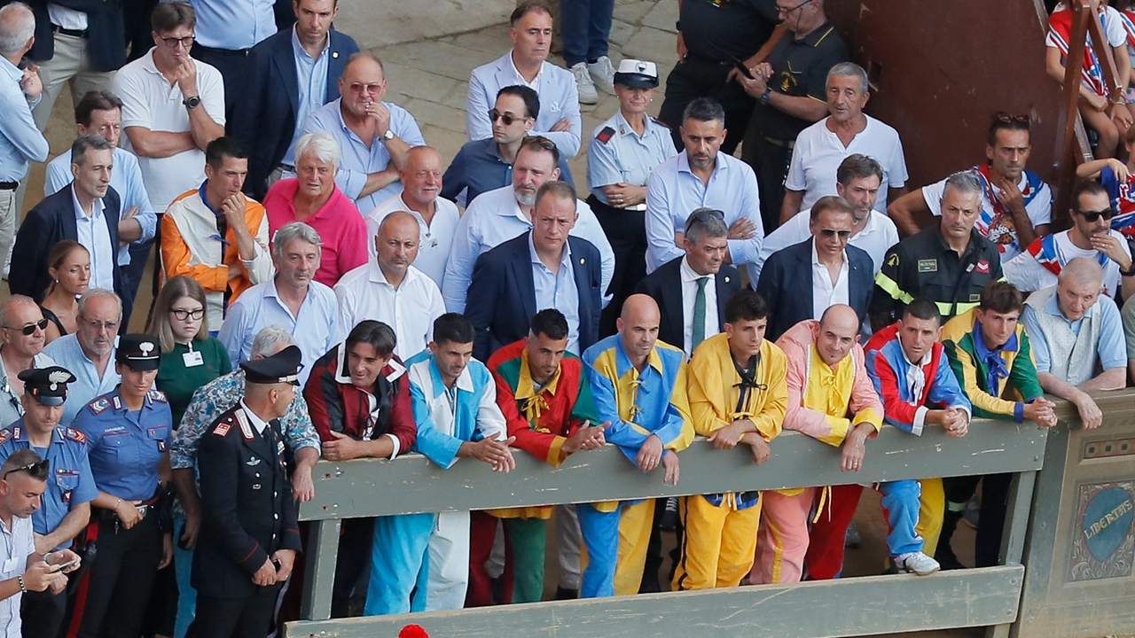 I fantini allo steccato in attesa dei carabinieri a cavallo (Foto Lazzeroni) I fantini allo steccato in attesa dei carabinieri a cavallo (Foto Lazzeroni)