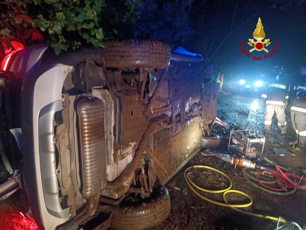 Incidente stradale, arrivano i vigili del fuoco. Due persone estratte dall’auto ribaltata
