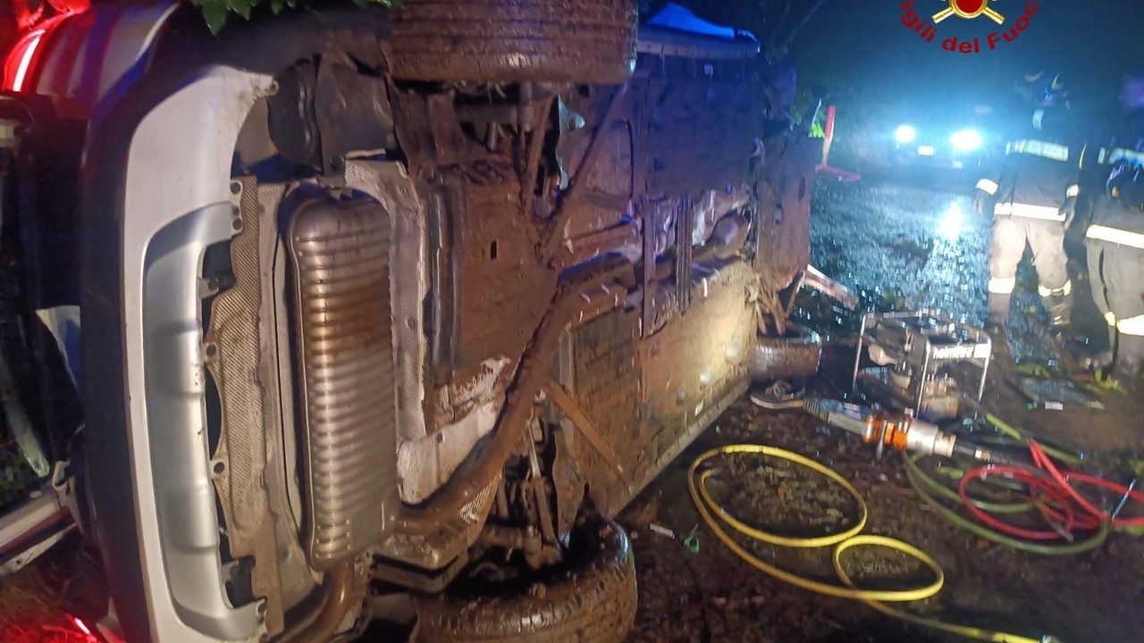 L'incidente stradale che ha visto coinvolti i due anziani coniugi e la loro auto ribaltata L'incidente stradale che ha visto coinvolti i due anziani coniugi e la loro auto ribaltata