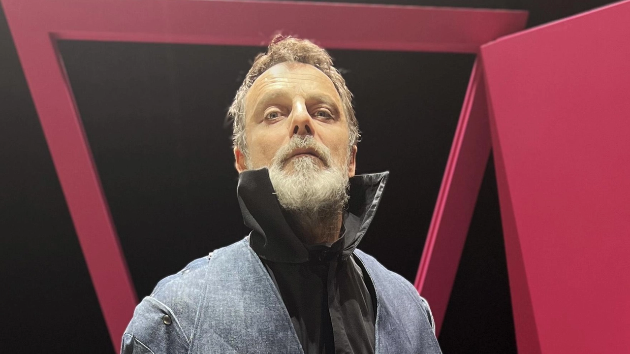 Omaggio a Glauco Mauri al Teatro Cucinelli di Solomeo con Alessandro Preziosi in "Aspettando Re Lear" di Shakespeare, regia innovativa e presenza di opere di Pistoletto. Un tributo artistico di grande pathos e attualità. Omaggio a Glauco Mauri al Teatro Cucinelli di Solomeo con Alessandro Preziosi in "Aspettando Re Lear" di Shakespeare, regia innovativa e presenza di opere di Pistoletto. Un tributo artistico di grande pathos e attualità.