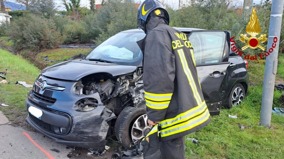 Una delle auto coinvolte nell'incidente stradale di Ponte Buggianese Una delle auto coinvolte nell'incidente stradale di Ponte Buggianese