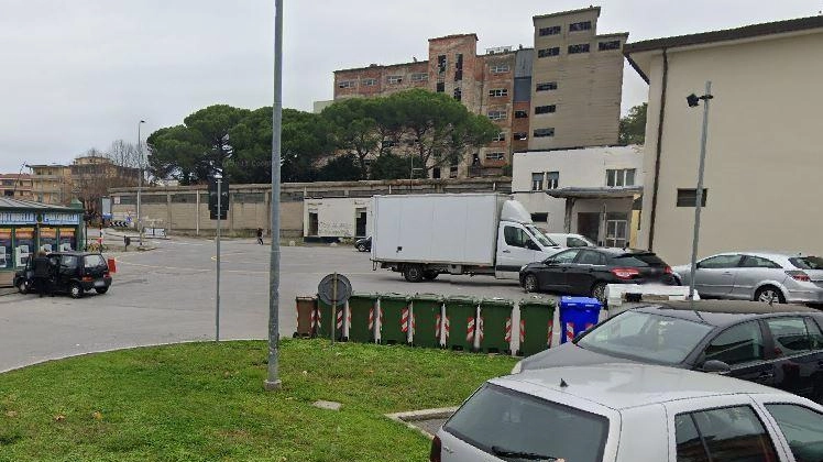 Piazza Benedetto Croce ad Altopascio, che è stata bloccata nella mattina di ieri, a seguito dell’errato parcheggio di un tir (foto Archivio) Piazza Benedetto Croce ad Altopascio, che è stata bloccata nella mattina di ieri, a seguito dell’errato parcheggio di un tir (foto Archivio)