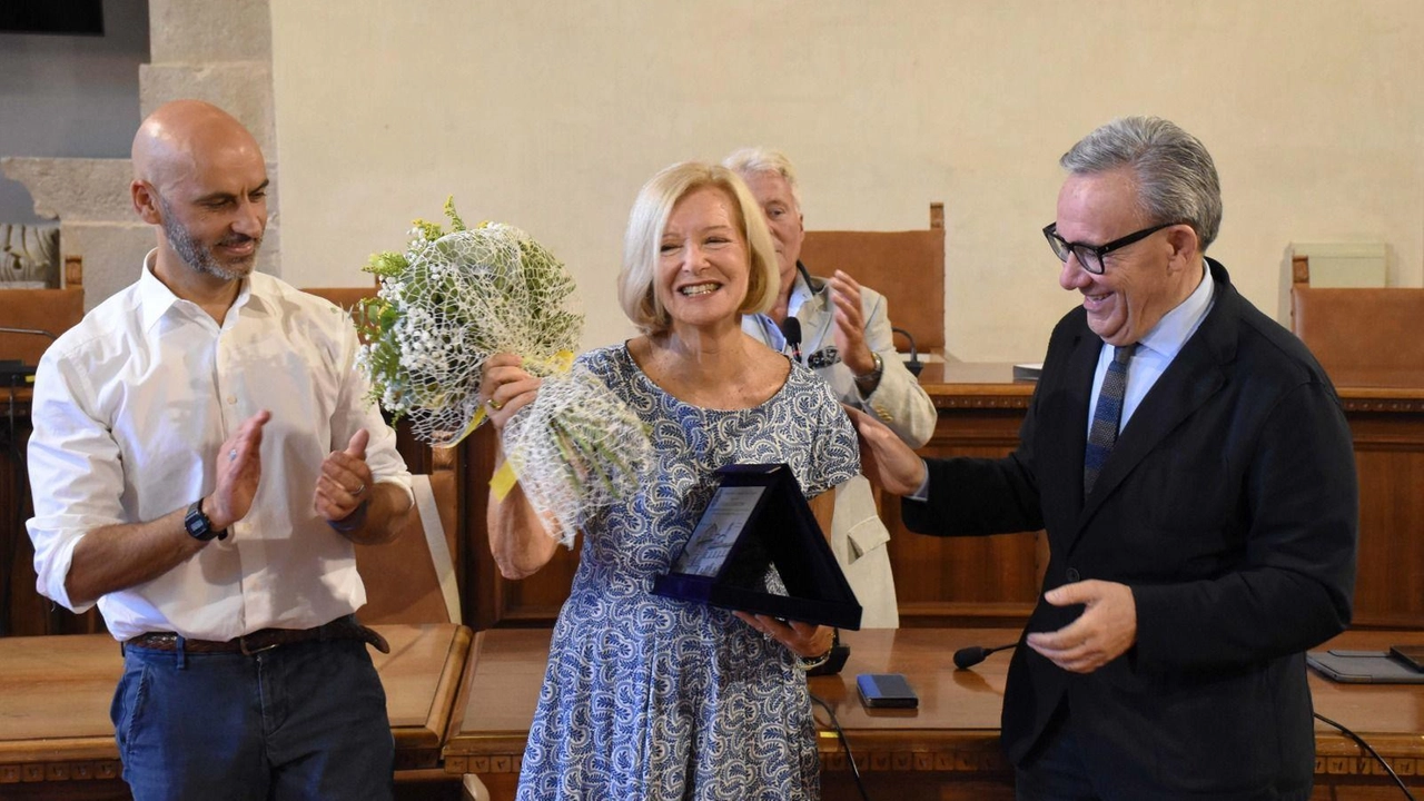 Alla cerimonia di consegna della targa a Valeria Ciangottini, oltre al sindaco Luca Secondi, era presente anche. il senatore Walter Verini Alla cerimonia di consegna della targa a Valeria Ciangottini, oltre al sindaco Luca Secondi, era presente anche. il senatore Walter Verini