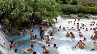 https://www.lanazione.it/image-service/view/acePublic/alias/contentid/NjlhNDgwMDktNGJmMS00/0/le-acque-calde-di-saturnia.jpeg?f=16:9&w=1200&h=630