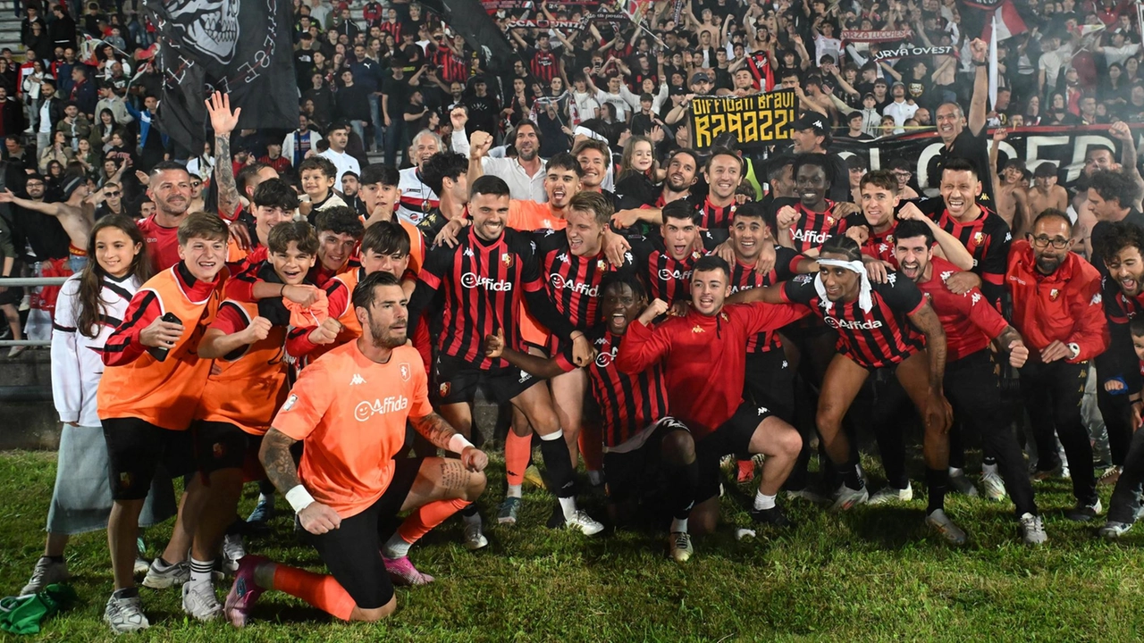 L’apoteosi rossonera al termine della drammatica sfida con il Sestri Levante: la gioia della squadra davanti alla curva Ovest gremita e festante per la salvezza (foto «Alcide») L’apoteosi rossonera al termine della drammatica sfida con il Sestri Levante: la gioia della squadra davanti alla curva Ovest gremita e festante per la salvezza (foto «Alcide»)