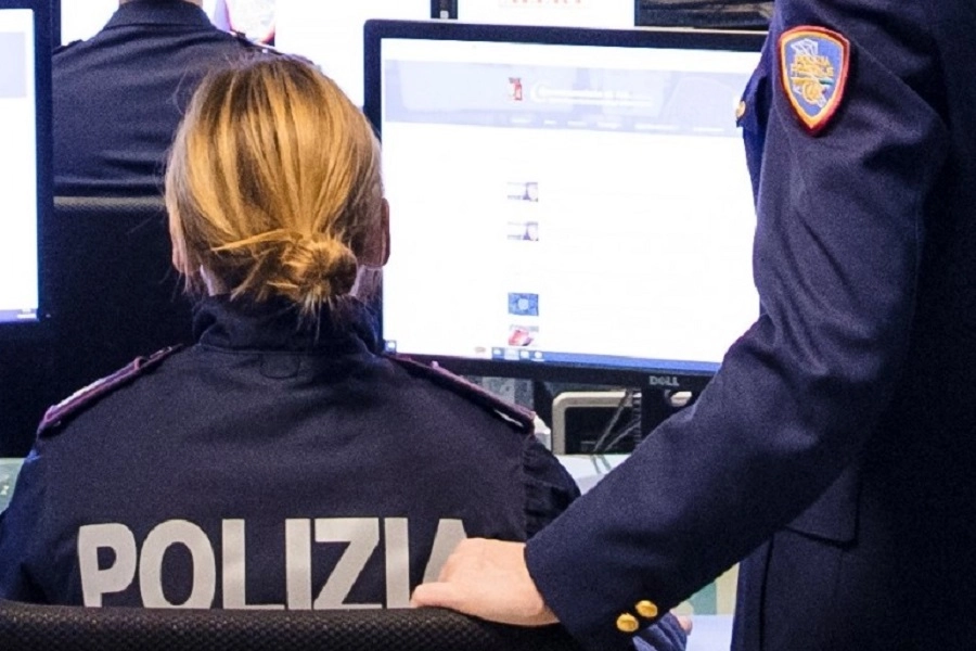 La polizia postale al lavoro: le truffe online in aumento (foto di repertorio)