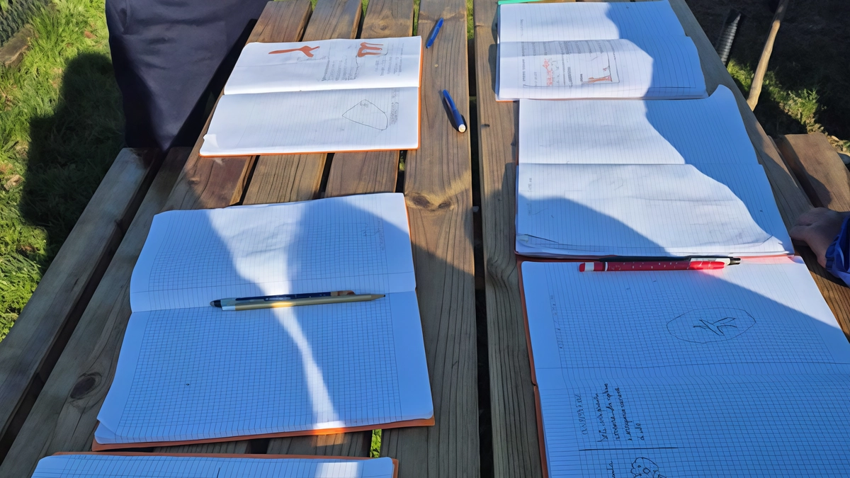Una lezione all’aperto svoltasi nel giardino della scuola Una lezione all’aperto svoltasi nel giardino della scuola