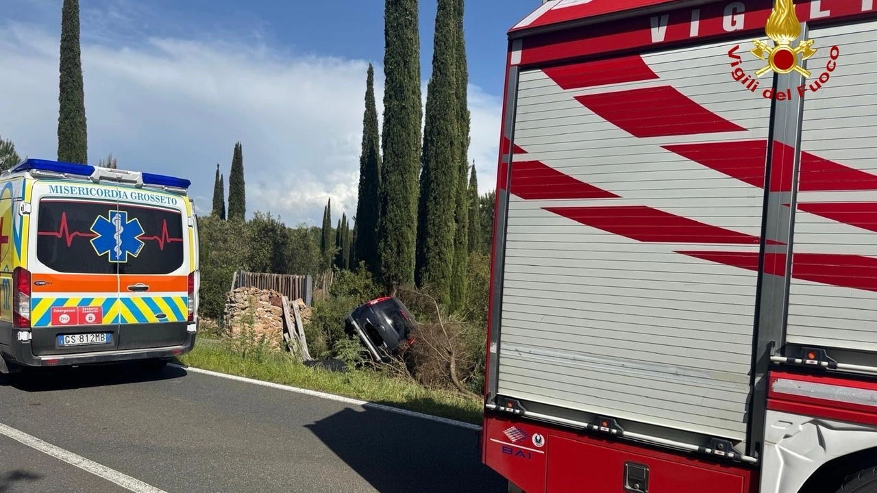 L'auto finita fuori strada e l'intervento dei vigili del fuoco L'auto finita fuori strada e l'intervento dei vigili del fuoco
