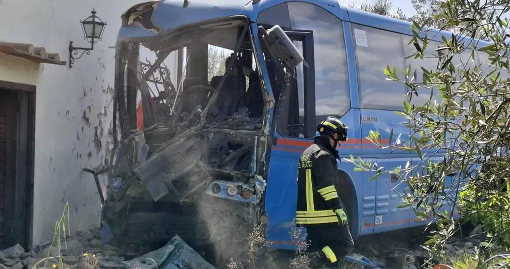 Bus finisce contro il muro di una villa, nessun ferito