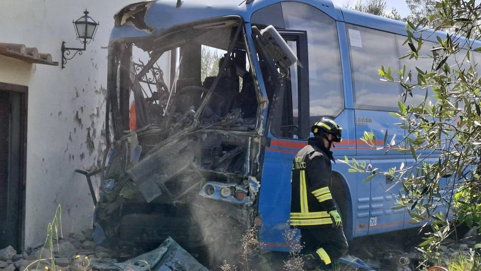 All’interno c’era solo l’autista liberato dalle lamiere e portato in codice giallo in ospedale.