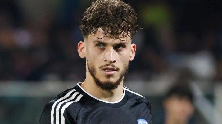 Luca Russo potrebbe restare coinvolto. in uno scambio di laterali sinistri. Il classe ‘99, 32 presenze nell’ultimo campionato e ben 8 assist, piace a Cutolo Luca Russo potrebbe restare coinvolto. in uno scambio di laterali sinistri. Il classe ‘99, 32 presenze nell’ultimo campionato e ben 8 assist, piace a Cutolo