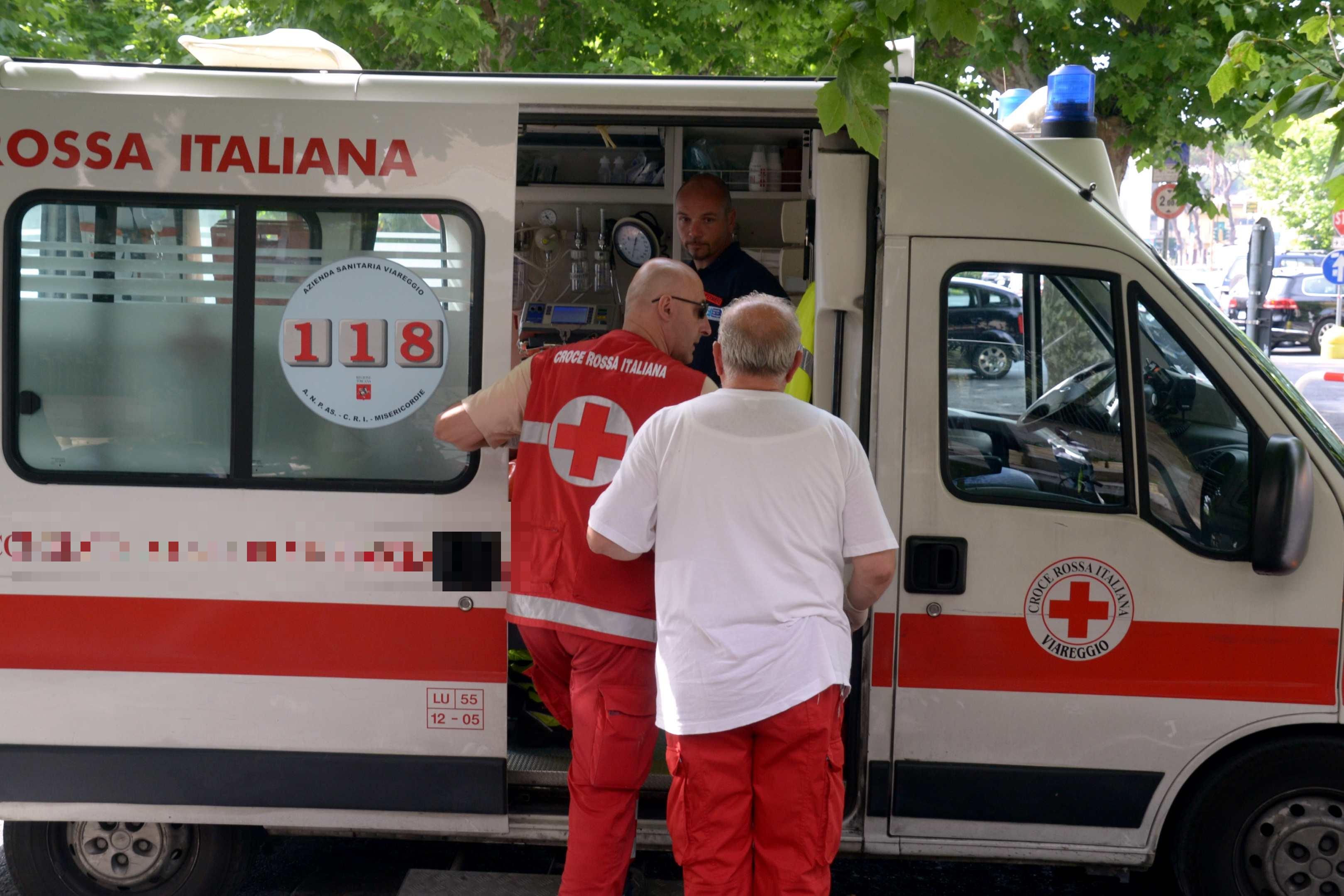 https://www.lanazione.it/image-service/view/acePublic/alias/contentid/NjljMmRiZDAtN2M2Mi00/0/croce-rossa.jpeg