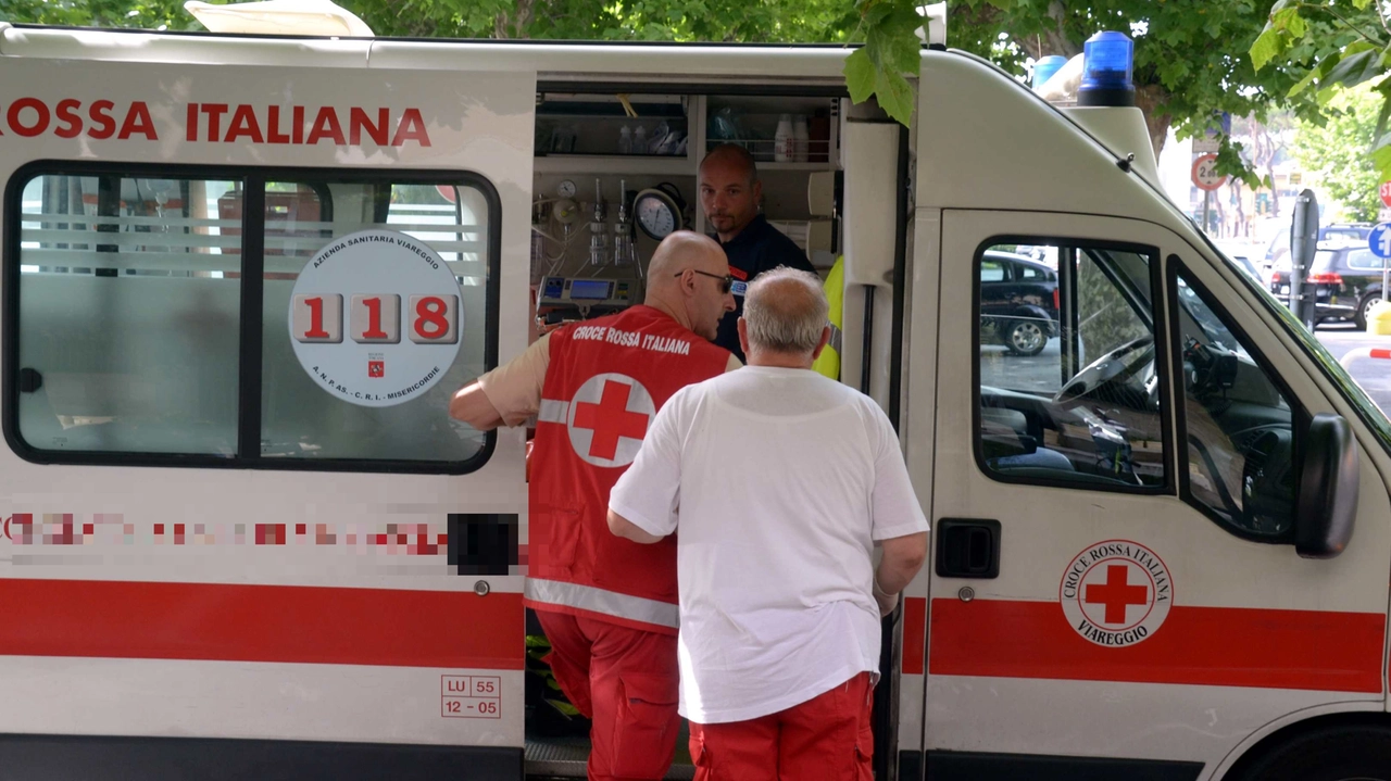 Un'ambulanza della Croce rossa. La donna è stata trasportata all'ospedale di Siena Un'ambulanza della Croce rossa. La donna è stata trasportata all'ospedale di Siena