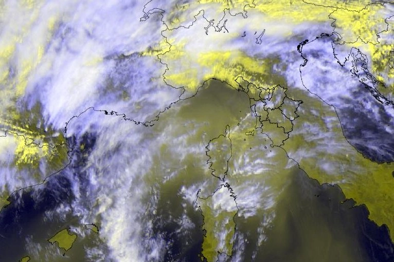 Le polveri del deserto sull'Italia e sulla Toscana viste dal satellite (Foto Consorzio LaMMa)