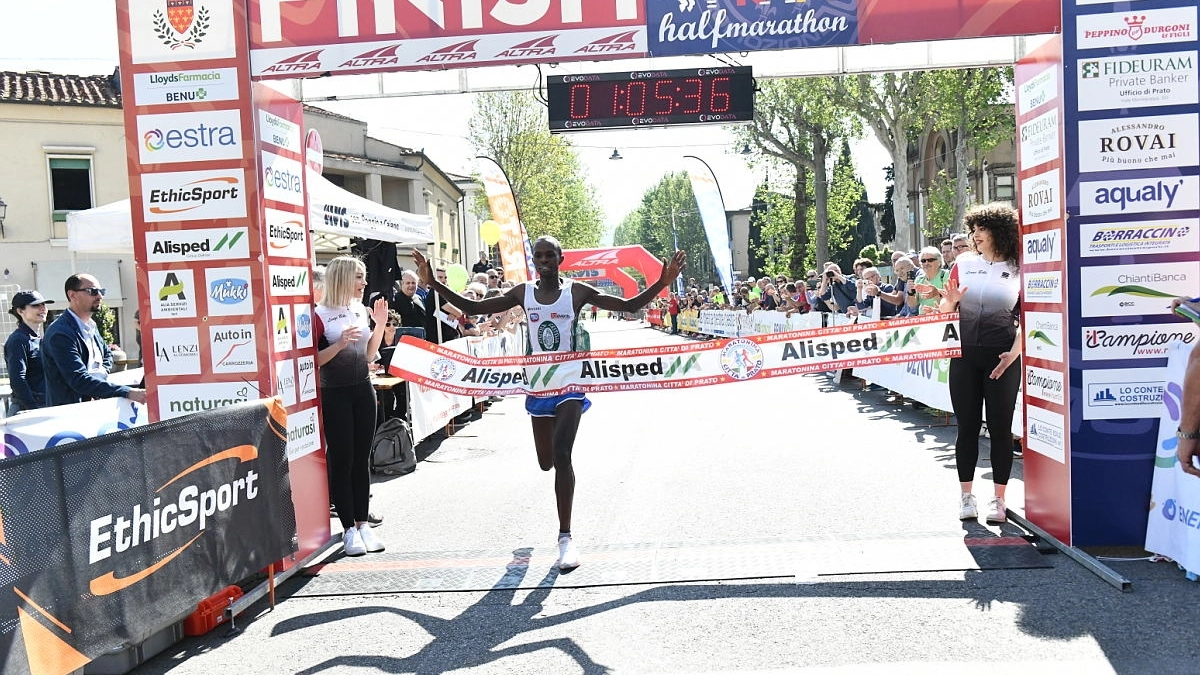 Il vincitore della Prato Half Marathon 2024 (Foto - Regalami un Sorriso)