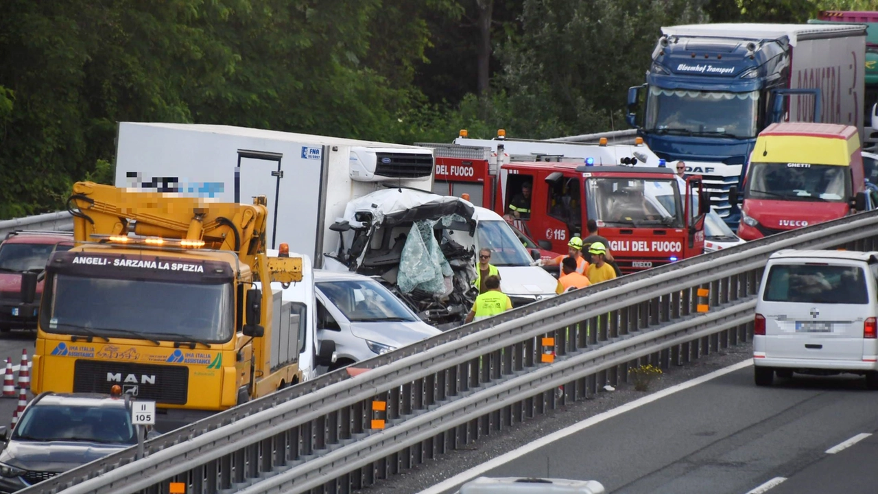 L'incidente mortale in A12 tra Sarzana e Carrara (Foto Pasquali)