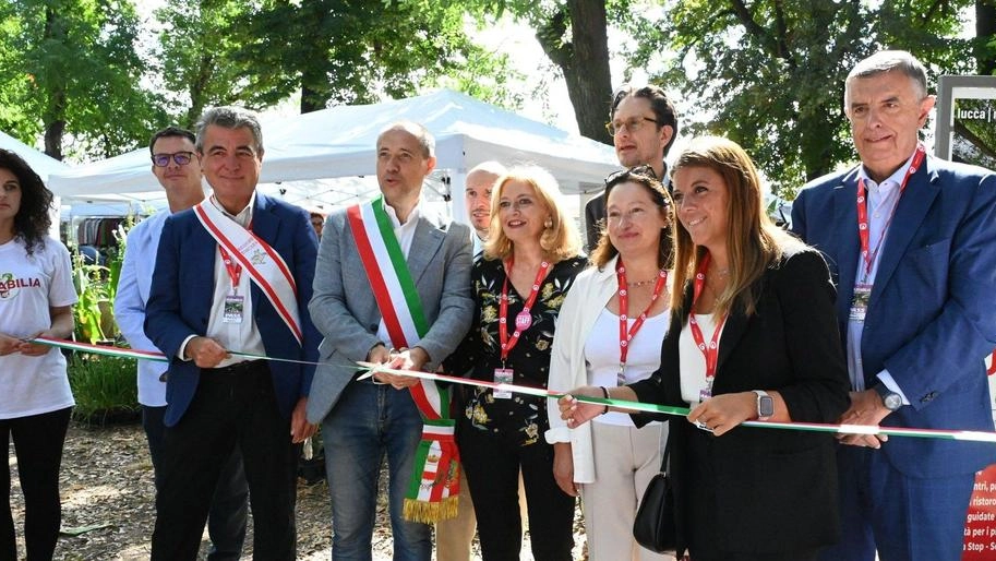 Aperta ieri la manifestazione andrà avanti fino a domenica con 200 vivaisti ed espositori. Tanti gli ospiti e gli eventi speciali: oggi ci sono il botanico francese Collins e il blogger Diliddo. Aperta ieri la manifestazione andrà avanti fino a domenica con 200 vivaisti ed espositori. Tanti gli ospiti e gli eventi speciali: oggi ci sono il botanico francese Collins e il blogger Diliddo.
