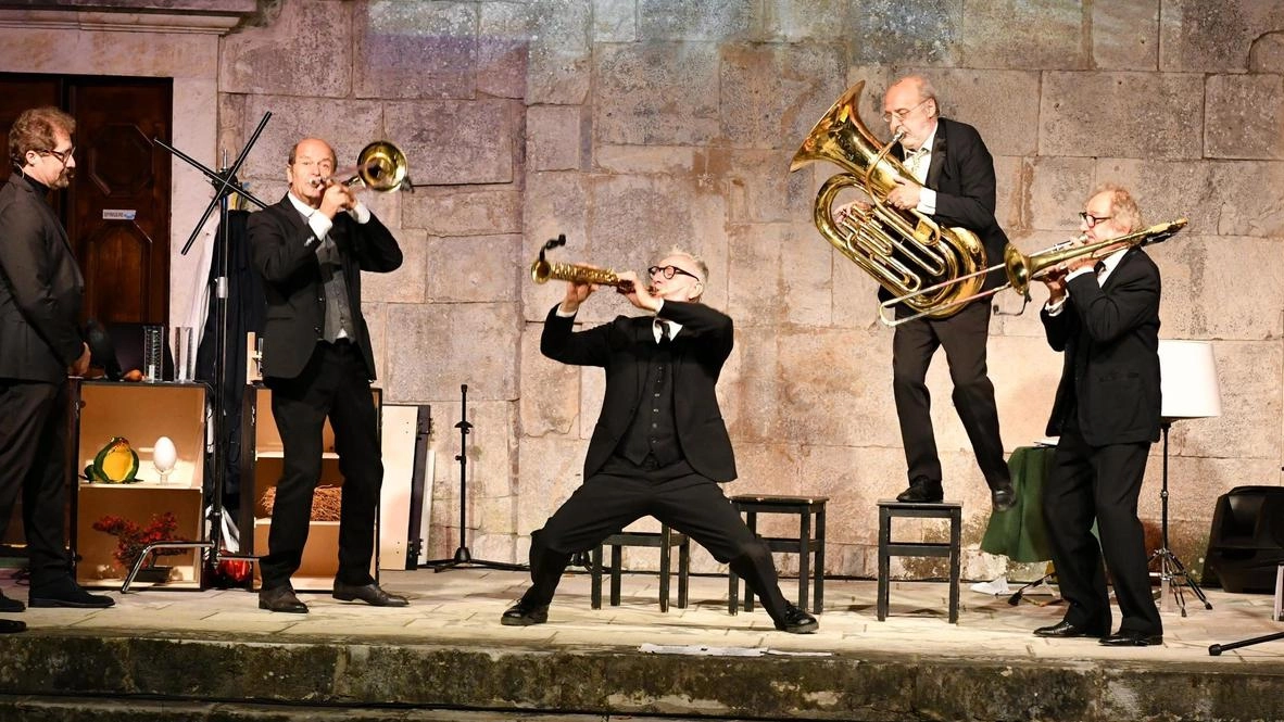 Il festival porta sulle Alpi devastate dall’estrattivismo una riflessione coinvolgente con lo spettacolo di Telmo Pievani e la Banda Osiris.