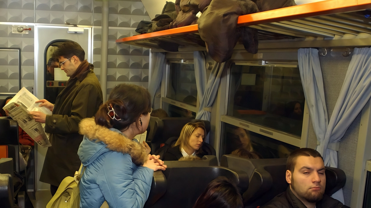 Pendolari del Valdarno sul treno (foto d’archivio) a dicembre niente rimborso parziale dell’abbonamento per l’indice di affidabilità dei treni sulla tratta Pendolari del Valdarno sul treno (foto d’archivio) a dicembre niente rimborso parziale dell’abbonamento per l’indice di affidabilità dei treni sulla tratta