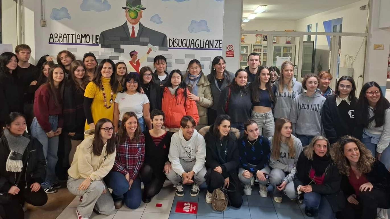 Gli studenti della 5ª DL linguistico hanno realizzato un murales all’ingresso dell’istituto nell’ambito delle iniziative promosse da Oxfam Italia. "Vogliamo che chiunque entri possa riflettere". Gli studenti della 5ª DL linguistico hanno realizzato un murales all’ingresso dell’istituto nell’ambito delle iniziative promosse da Oxfam Italia. "Vogliamo che chiunque entri possa riflettere".