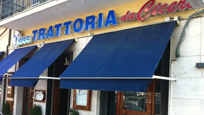 Una cena romantica al ristorante, poi se ne vanno senza pagare il conto