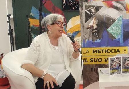 https://www.lanazione.it/image-service/view/acePublic/alias/contentid/NjlkZDE2N2YtOGExMC00/0/i-talk-show-estivi-il-viaggio-della-meticcia-che-aiuta-a-riflettere.jpeg
