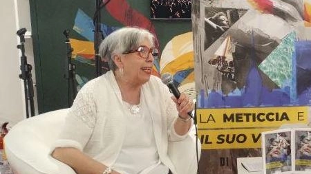 Celeste Pernisco durante una presentazione del suo libro