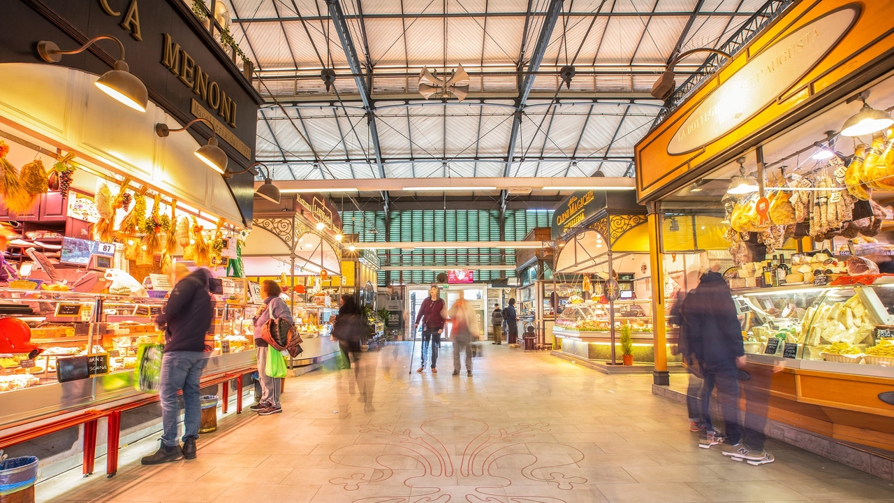 Mercato S.Ambrogio Firenze, banchi alimentari sotto la nuova tettoia Mercato S.Ambrogio Firenze, banchi alimentari sotto la nuova tettoia