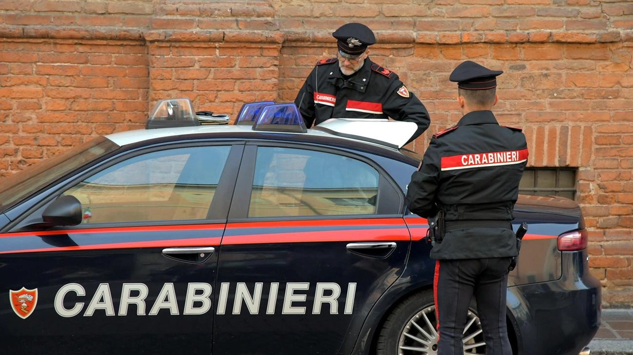 Un carabiniere è rimasto ferito dopo essere intervenuto per una lite davanti alla caserma di Terranuova Bracciolini (foto archivio) Un carabiniere è rimasto ferito dopo essere intervenuto per una lite davanti alla caserma di Terranuova Bracciolini (foto archivio)
