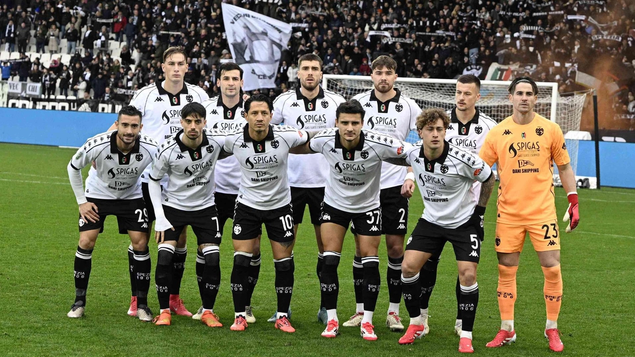 L’undici iniziale dello Spezia sceso in campo domenica contro il Palermo. Sullo sfondo la rinnovata Curva Ferrovia L’undici iniziale dello Spezia sceso in campo domenica contro il Palermo. Sullo sfondo la rinnovata Curva Ferrovia