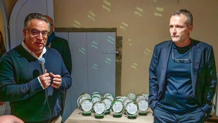 Un momento della cerimonia: il sindaco Claudio Novoa e l’Ad Lorenzo Antonini Un momento della cerimonia: il sindaco Claudio Novoa e l’Ad Lorenzo Antonini