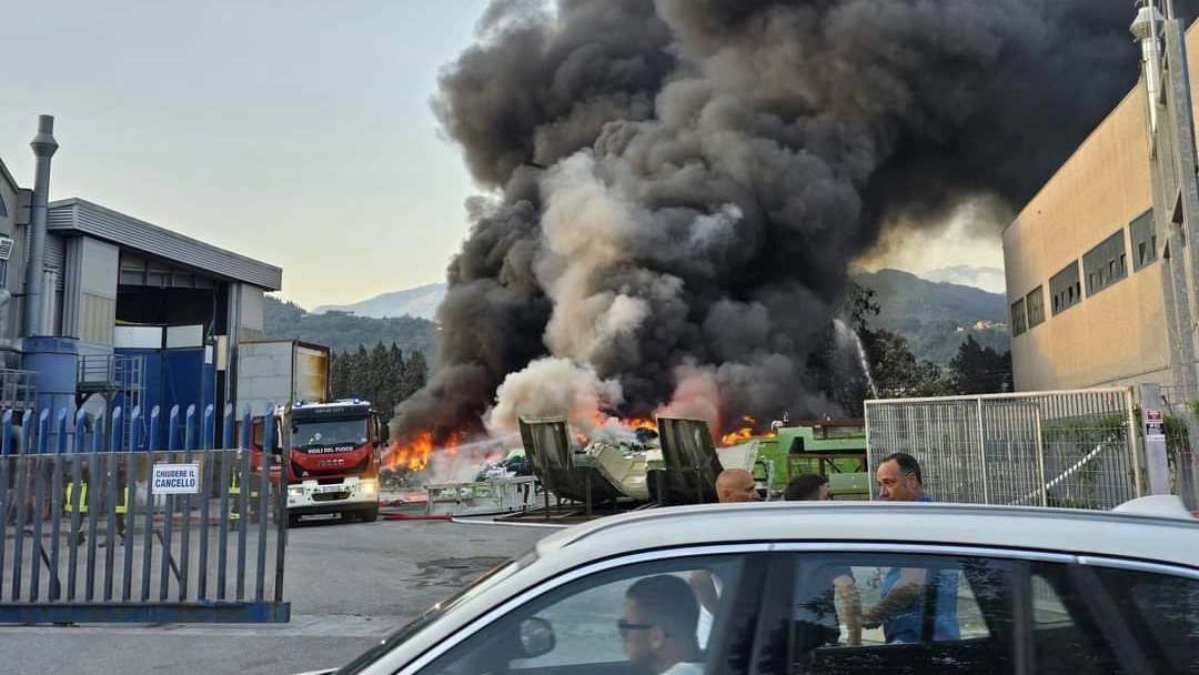 L'incendio nella zona industriale L'incendio nella zona industriale