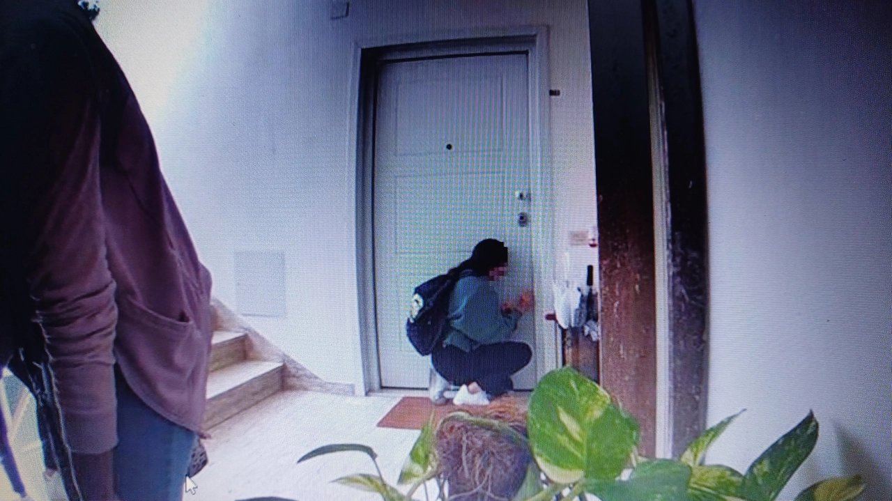 Una delle immagini riprese dalle telecamere lungo le scale di un condominio