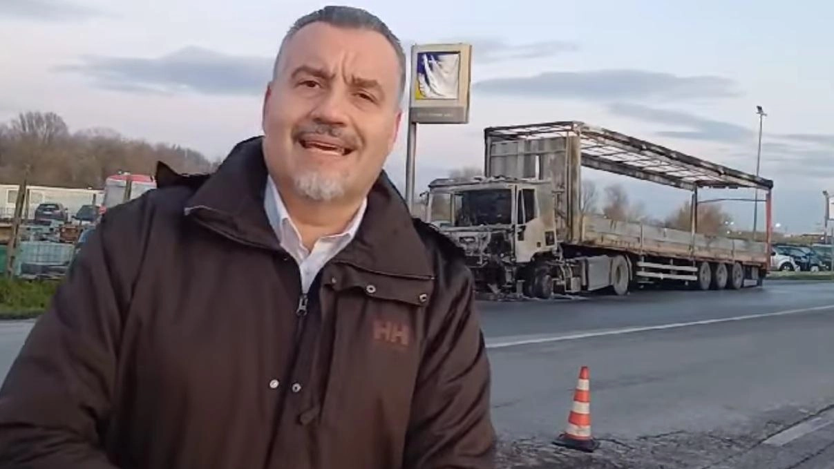 Immagini del camion bruciato; a lato, il sindaco Fornaciari Immagini del camion bruciato; a lato, il sindaco Fornaciari