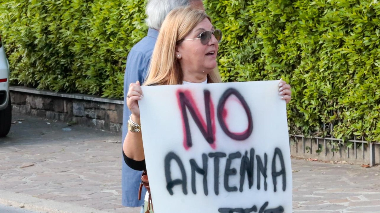 Una protesta contro le antenne in una immagine di archivio Una protesta contro le antenne in una immagine di archivio