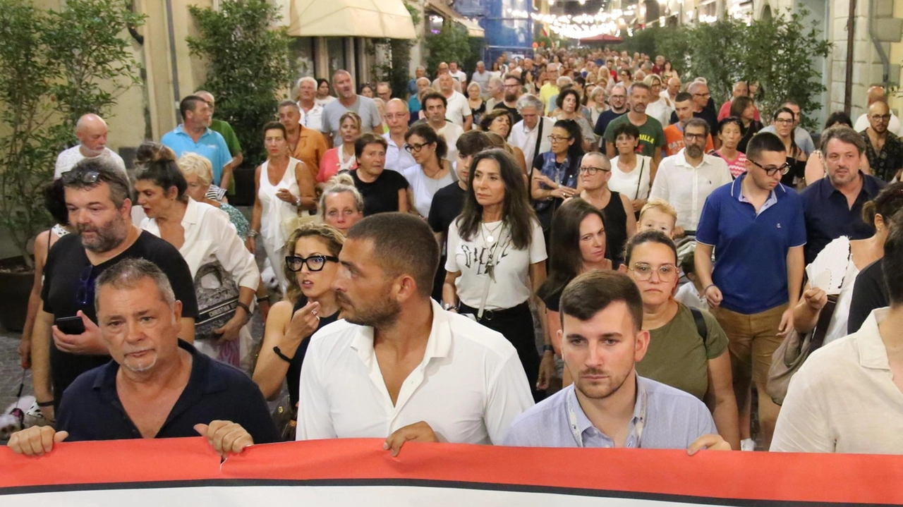 Il commerciante Manrico Mosti di Pontedera invita alla partecipazione attiva per affrontare furti e rapine. Propone un tavolo unitario di concertazione per un cambiamento condiviso. Il commerciante Manrico Mosti di Pontedera invita alla partecipazione attiva per affrontare furti e rapine. Propone un tavolo unitario di concertazione per un cambiamento condiviso.