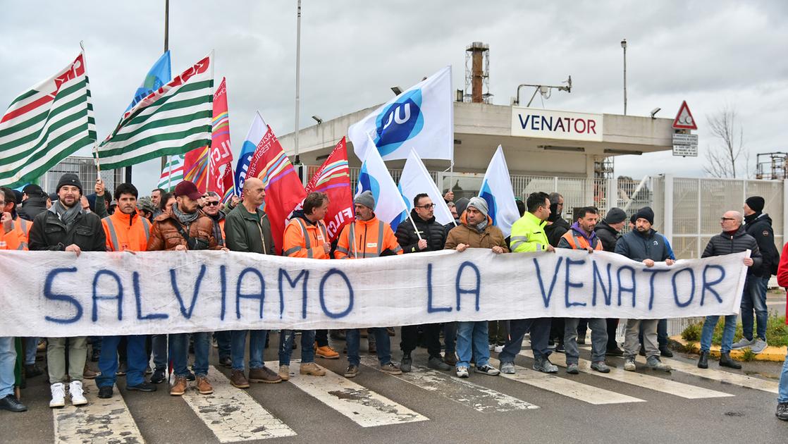 Venator, lo spiraglio c’è. Enti e sindacati al lavoro: “Garantire un contratto” Venator, lo spiraglio c’è. Enti e sindacati al lavoro: “Garantire un contratto”