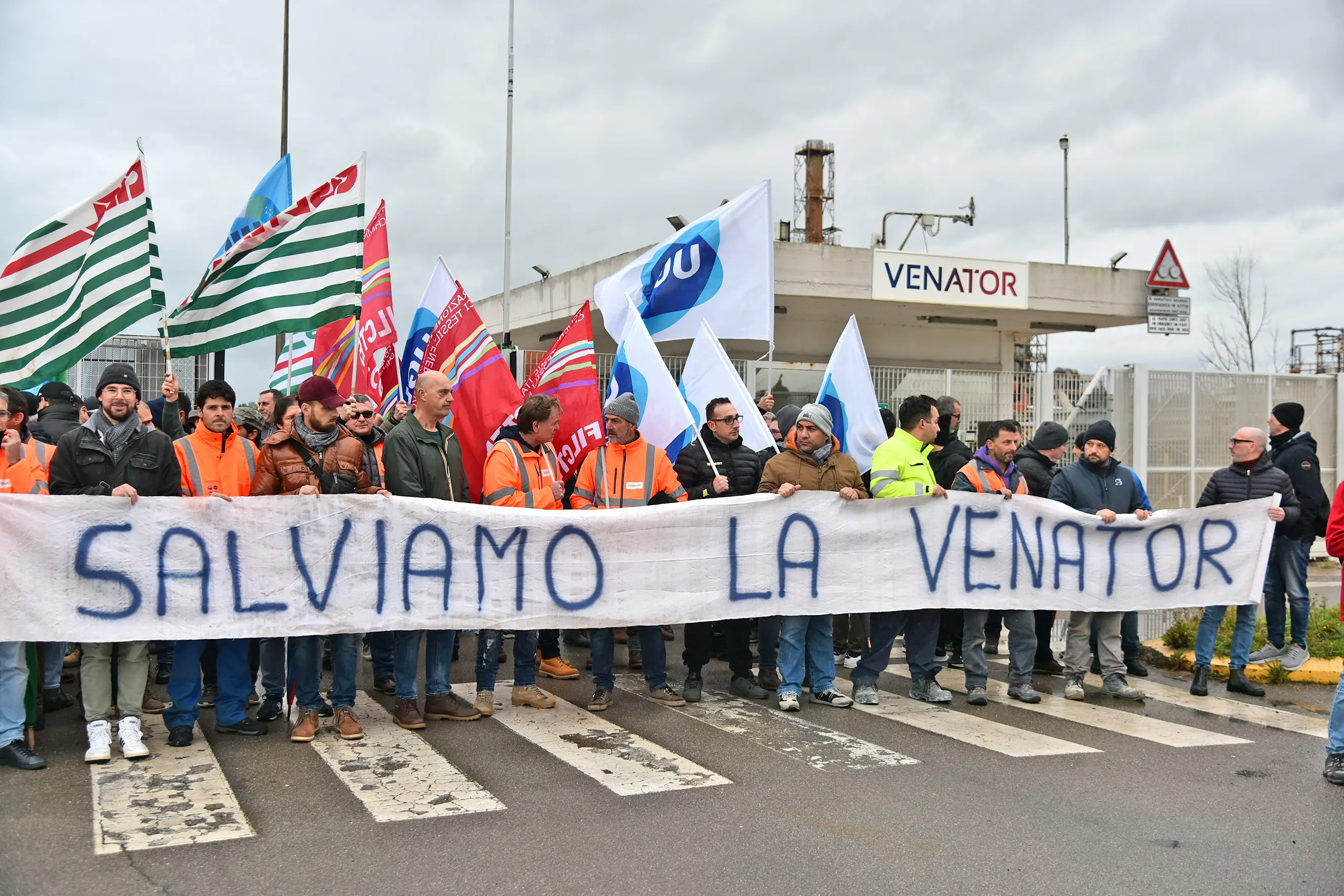Venator, lo spiraglio c’è. Enti e sindacati al lavoro: “Garantire un contratto”