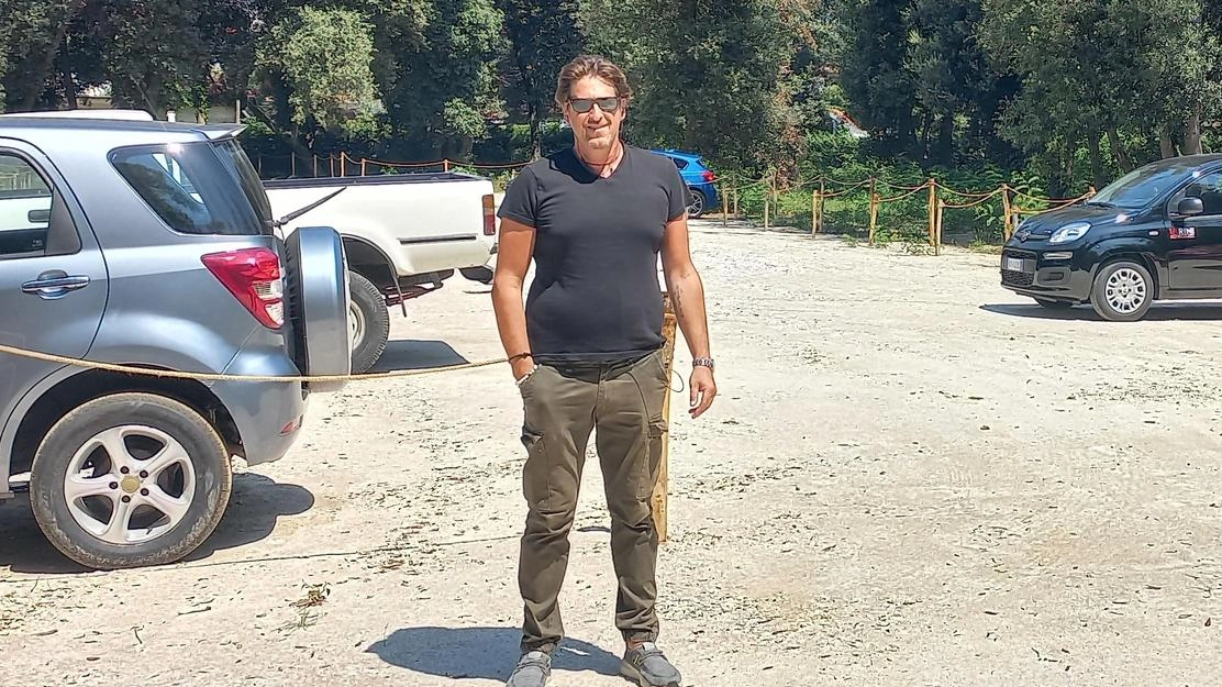 Il titolare dell’hotel «King» Gianluca Francesconi ha convertito il bosco tra via Toscana, via Tolmino e via Tre Ponti in un parcheggio da circa 40 posti auto