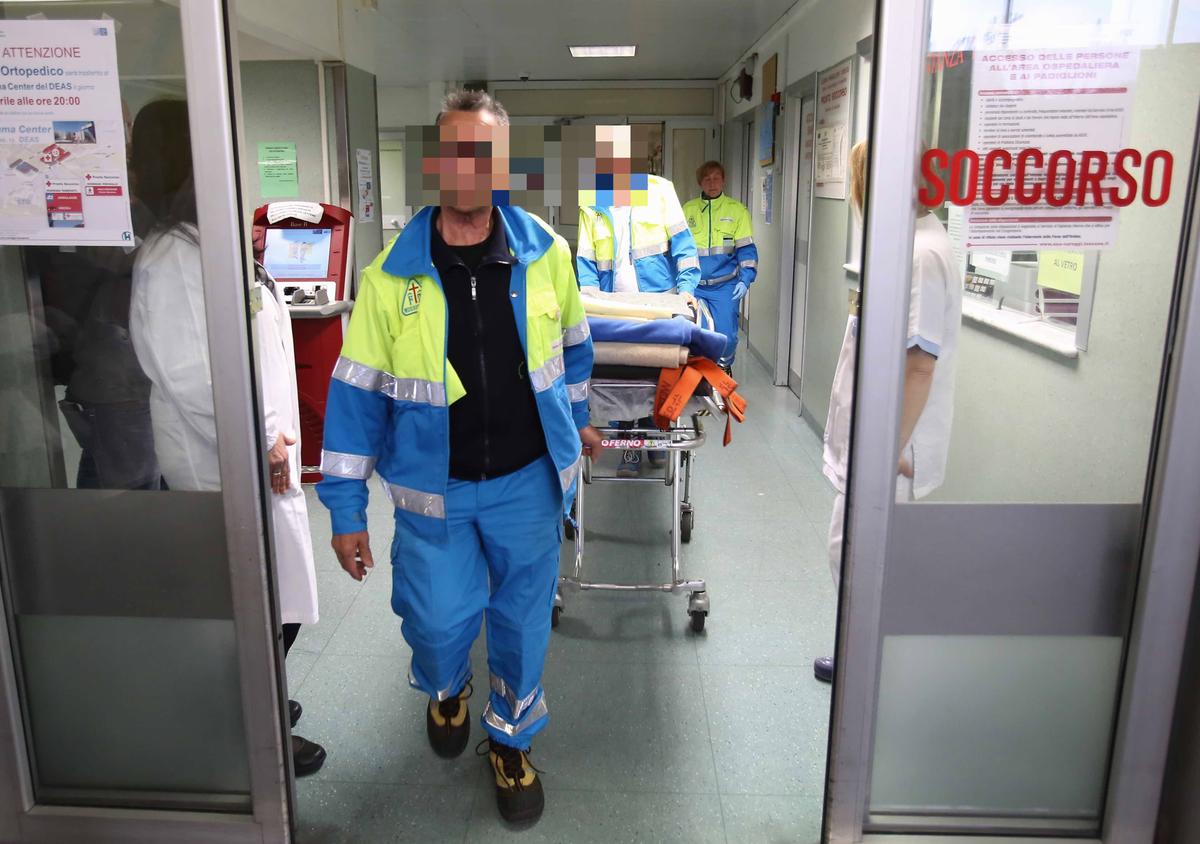 Caos, attese, bivacchi. Al pronto soccorso tra barelle in corridoio e visite impossibili