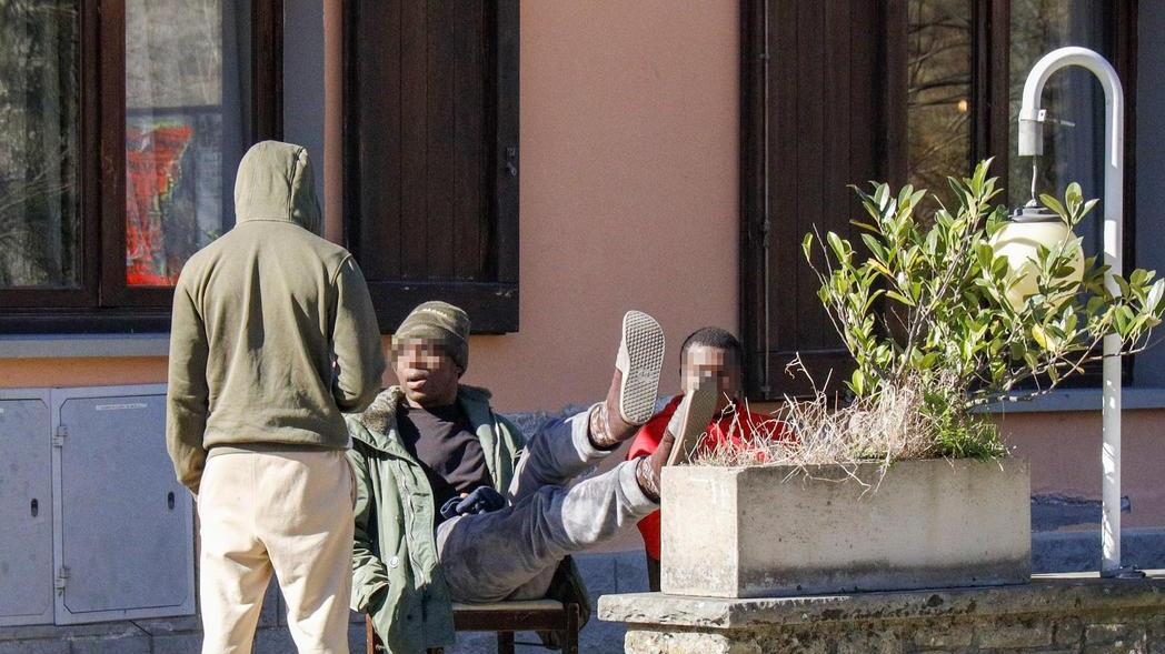 migranti 971 profughi hotspot