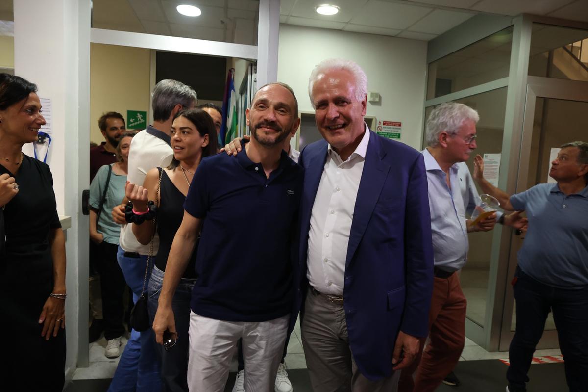 https://www.lanazione.it/image-service/view/acePublic/alias/contentid/NmE2MTgwYjItMzY0NS00/0/il-segretario-regionale-del-pd-emiliano-fossi-e-il-presidente-della-regione-toscana-eugenio-giani-foto-giuseppe-cabras-new-press-photo.jpeg?f=1.91:1&w=1200