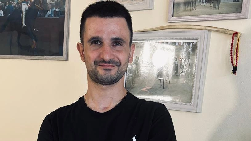 Dopo un brutto infortunio, il fantino Andrea Chessa si prepara a tornare in sella per affrontare la prossima stagione di corse a Siena, con il sostegno della famiglia e della comunità del Palio. Dopo un brutto infortunio, il fantino Andrea Chessa si prepara a tornare in sella per affrontare la prossima stagione di corse a Siena, con il sostegno della famiglia e della comunità del Palio.