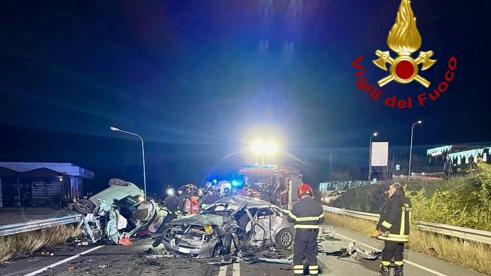 Incidente mortale sulla via Vecchia Flaminia. Due persone hanno perso la vita. Sul posto i vigili del fuoco