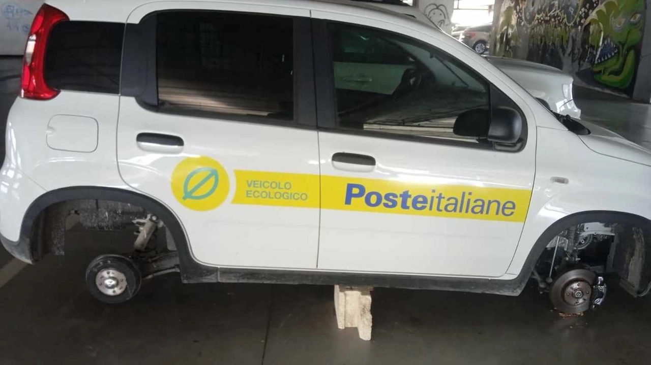 La vettura di Poste Italiane a cui sono state smontate quattro gomme La vettura di Poste Italiane a cui sono state smontate quattro gomme