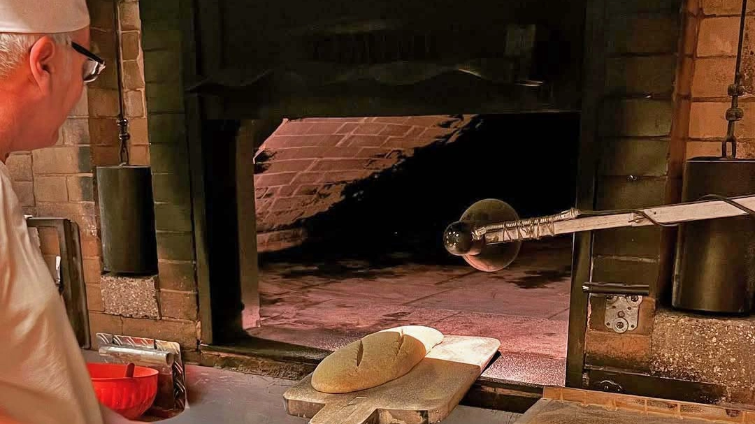 Marco Suffredini mentre inforna il pane rassicura che prima di chiudere cercherà un successore