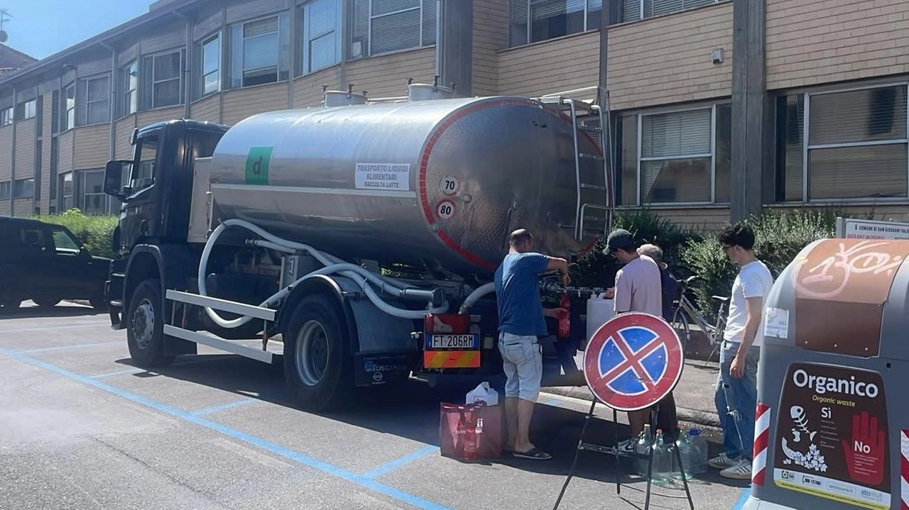Autobotte a San Giovanni dove da ieri mattina si è verificato un guasto alla rete idrica Autobotte a San Giovanni dove da ieri mattina si è verificato un guasto alla rete idrica